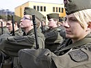Der Ehrenzug beeindruckt mit präzisen Gewehrgriffen. (Bild öffnet sich in einem neuen Fenster)
