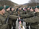 Diese Soldaten leisten ihr Gelöbnis an der Standarte. (Bild öffnet sich in einem neuen Fenster)