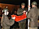 Flaggenparade durch Unteroffiziere des Versorgungsregiments 1. (Bild öffnet sich in einem neuen Fenster)