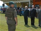 Nach der Meldung des Kommandanten erklingt die Bundeshymne. (Bild öffnet sich in einem neuen Fenster)