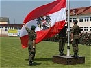 Feierliche Flaggenparade auf dem Sportplatz. (Bild öffnet sich in einem neuen Fenster)