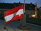 Die Dienstflagge des Bundes wird gehisst. (Bild öffnet sich in einem neuen Fenster)