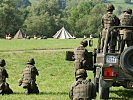 Soldaten der ersten Jägerkompanie gehen in Stelllung. (Bild öffnet sich in einem neuen Fenster)