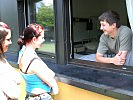 ...und fanden Zeit für Gespräche mit den Soldaten. (Bild öffnet sich in einem neuen Fenster)