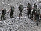 Über Geröllfelder steigen die Alpinisten zu. (Bild öffnet sich in einem neuen Fenster)