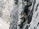 Dieser Soldat nützt eine kurze Pause zum Auslockern. (Bild öffnet sich in einem neuen Fenster)