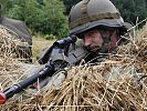 Ein Soldat in seiner Alarmstellung. (Bild öffnet sich in einem neuen Fenster)