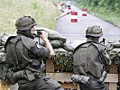 Dieser Sicherungstrupp überwacht eine gesperrte Straße. (Bild öffnet sich in einem neuen Fenster)