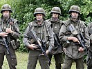 Milizsoldaten bei der Befehlsausgabe. (Bild öffnet sich in einem neuen Fenster)