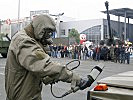 Ein Soldat der ABC-Abwehrkompanie aus Graz führt Strahlenmessungen durch. (Bild öffnet sich in einem neuen Fenster)