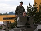 Ein Besucher an der Bordwaffe eines Pandur-Radpanzers.. (Bild öffnet sich in einem neuen Fenster)