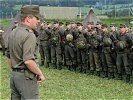 Standeskontrolle durch den Kurskommandanten Hauptmann Franz Steininger. (Bild öffnet sich in einem neuen Fenster)