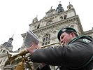 Schöne Uniformen, schönes Rathaus, perfekte musikalische Darbietungen. (Bild öffnet sich in einem neuen Fenster)