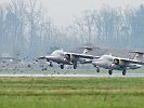 ...und die beiden Saab 105Ö landen vor Trainingsbeginn... (Bild öffnet sich in einem neuen Fenster)