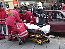 Unfallszenario: Ein Verletzer wird von Rotem Kreuz und Feuerwehr geborgen. (Bild öffnet sich in einem neuen Fenster)