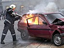 Anschließend wird der Fahrzeugbrand gelöscht. (Bild öffnet sich in einem neuen Fenster)