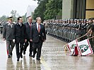 Minister Darabos, l., und sein Schweizer Amtskollege Samuel Schmid. (Bild öffnet sich in einem neuen Fenster)