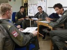 Für jeden Piloten beginnt der Arbeitstag mit einem Briefing. (Bild öffnet sich in einem neuen Fenster)