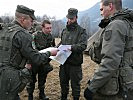 Oberleutnant Frühmann, Mitte, gibt den Marschweg vor. (Bild öffnet sich in einem neuen Fenster)