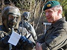 Generalmajor Dieter Heidecker macht sich ein Bild von der "Task Force 18". (Bild öffnet sich in einem neuen Fenster)