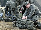Ein Soldat prüft seine Ausrüstung vor dem Abmarsch. (Bild öffnet sich in einem neuen Fenster)