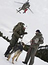 Oberstleutnant Danglmaier, l., überprüft die Sicherung eines Hundes. (Bild öffnet sich in einem neuen Fenster)