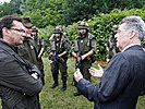 V.l.: Darabos, Oberst Schlögl und Präsident Fischer mit den Übenden. (Bild öffnet sich in einem neuen Fenster)