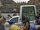 Anschließend erfolgte die Fahrt mit dem Papamobil zur Basilika. (Bild öffnet sich in einem neuen Fenster)