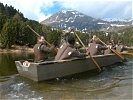 Vor traumhafter Kulisse geht es mit dem Pionierboot... (Bild öffnet sich in einem neuen Fenster)