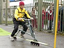 Skibob; ohne Schnee aber dafür mit Rollen. (Bild öffnet sich in einem neuen Fenster)