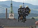 Feuerwehrmänner mit Impulsfeuerlöschgerät werden eingeflogen. (Bild öffnet sich in einem neuen Fenster)