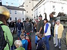 Brigadier Hufler inmitten der zahlreichen Besucher. (Bild öffnet sich in einem neuen Fenster)