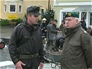 Major Wolfgang Czerny weist GenMjr Kritsch in die Lage ein. (Bild öffnet sich in einem neuen Fenster)