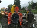 Mit der Kleinbahn werden die Sandsäcke transportiert. (Bild öffnet sich in einem neuen Fenster)