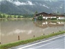 Das Wasser überflutet die Wiesen und Felder. (Bild öffnet sich in einem neuen Fenster)