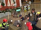 BM Platter überzeugt sich persönlich vom harten Einsatz der Hilfskräfte. (Bild öffnet sich in einem neuen Fenster)