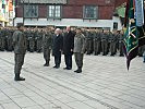 Die Meldung an Militärkommandant Brigadier Gottfried Schröckenfuchs, r. (Bild öffnet sich in einem neuen Fenster)