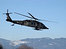 Der "Black Hawk" beim Anflug auf Düns. (Bild öffnet sich in einem neuen Fenster)