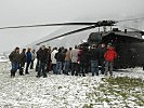 Dort können die Einwohner den Hubschrauber aus nächster Nähe bestaunen. (Bild öffnet sich in einem neuen Fenster)