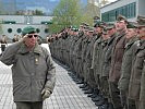 Militärkommandant Schröckenfuchs beim Abschreiten der Front. (Bild öffnet sich in einem neuen Fenster)