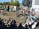 Ein Erlebnis: Die Besichtigung des Kampfpanzers "Leopard". (Bild öffnet sich in einem neuen Fenster)