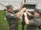 Eine Funkantenne wird aufgebaut. (Bild öffnet sich in einem neuen Fenster)