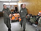Das Notfallteam bereitet seine Ausrüstung vor. (Bild öffnet sich in einem neuen Fenster)