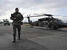 Bewacht und startbereit: zwei "Black Hawk"-Hubschrauber in Hohenems. (Bild öffnet sich in einem neuen Fenster)