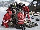 Rasch und professionell wird dem verletzten Piloten geholfen. (Bild öffnet sich in einem neuen Fenster)