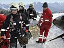 Die "Crash Crew" unterstützt den Rettungssanitäter beim Abtransport. (Bild öffnet sich in einem neuen Fenster)