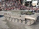 In voller Fahrt in die Kurve: Der "Leopard" 2A4. (Bild öffnet sich in einem neuen Fenster)