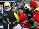 Der Verunglückte wird gemeinsam geborgen. (Bild öffnet sich in einem neuen Fenster)