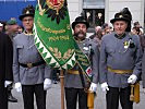 ...und der Fahnentrupp eines Traditionsverbandes. (Bild öffnet sich in einem neuen Fenster)