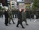 LH Sausgruber und Brigadier Schröckenfuchs schreiten die Front ab. (Bild öffnet sich in einem neuen Fenster)